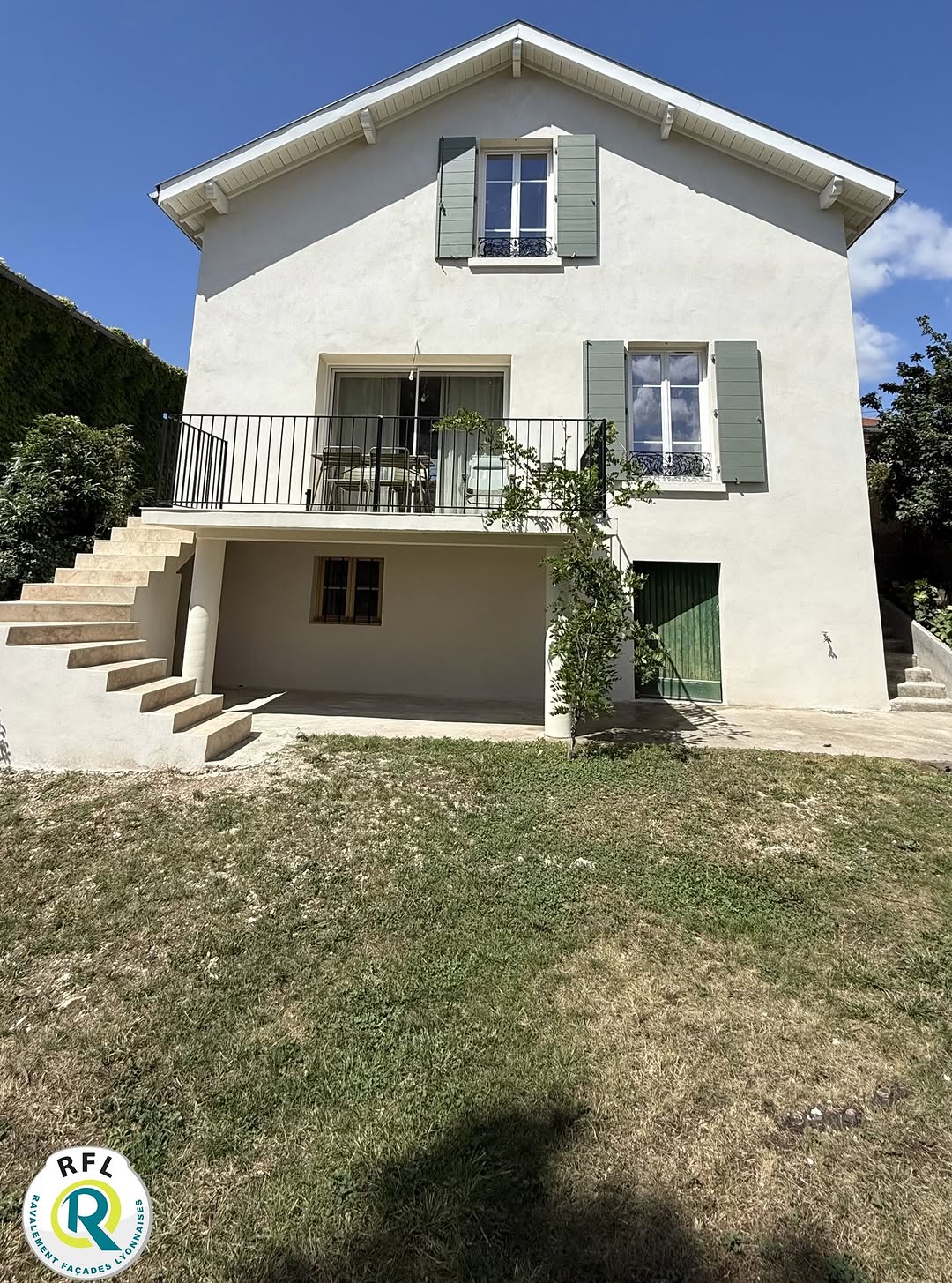 Ravalement de façade avec enduit hydraulique finition talochée sur maison en ...