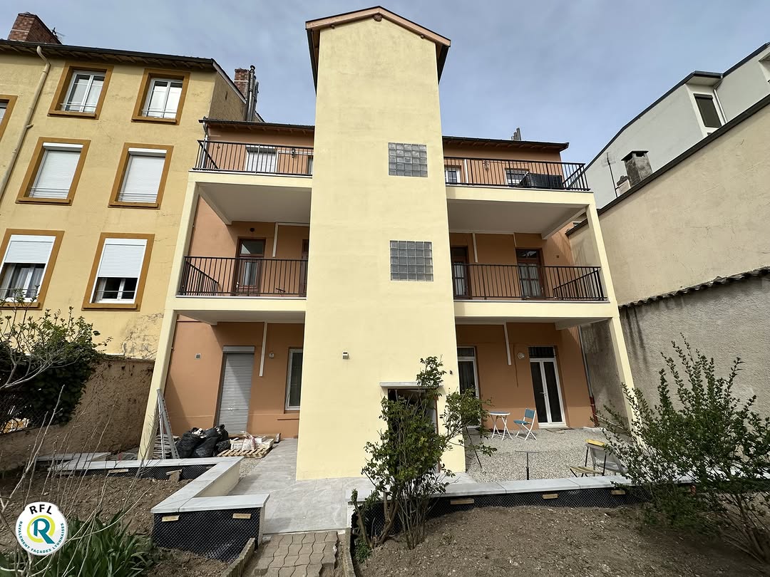 Ravalement de façade en peinture de ce bâtiment situé à Lyon 8.  Merci à nos ...