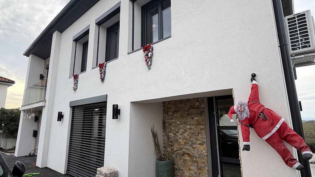✨ Avant/ Après ✨Une façade transformée!  📍 Nous clôturons l'année avec une r...