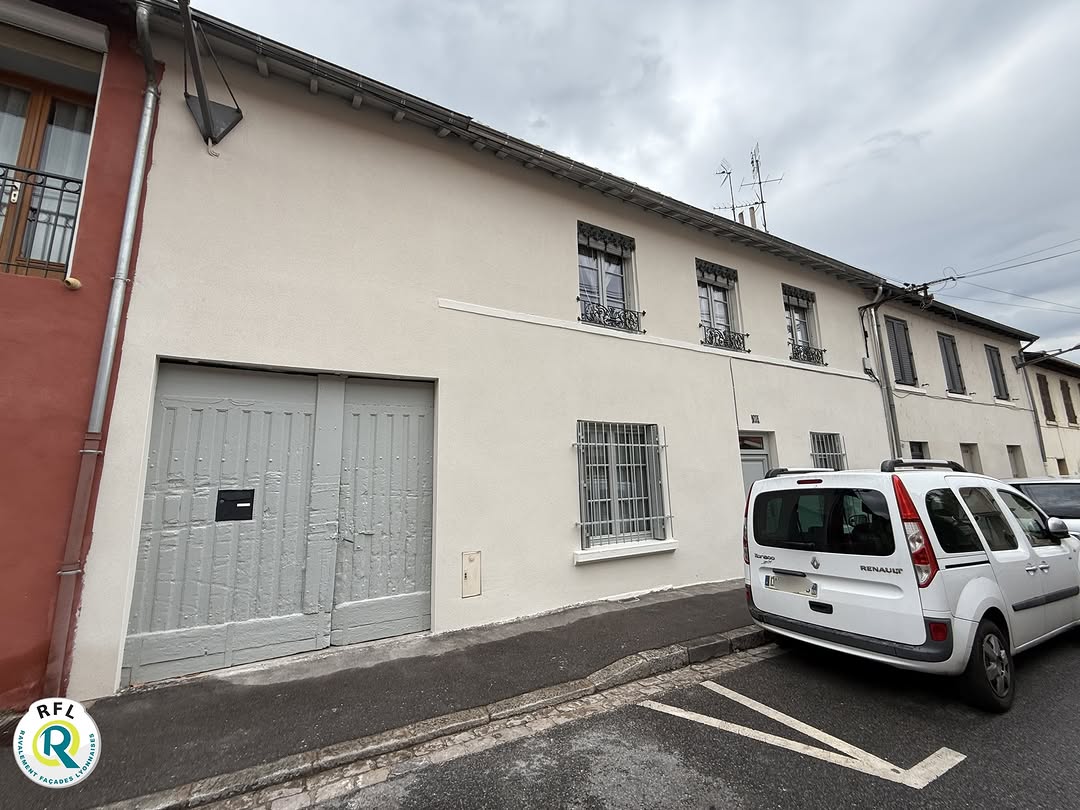 Façade reprise en enduit hydraulique, finition talochée 👌  #btp #maison #fac...