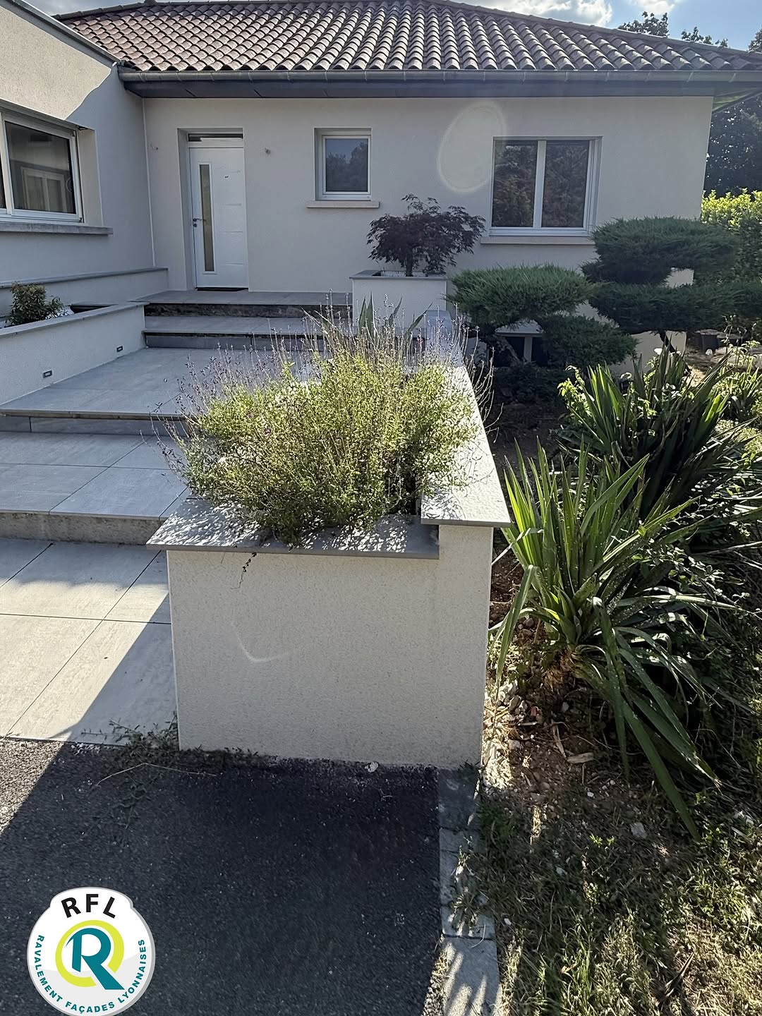 La modernité de cette maison se révèle grâce à son enduit à finition grattée,...