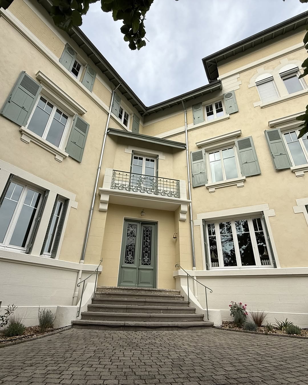 🎨 Chaque façade a son histoire. La nôtre commence par la perfection.  Nous a...